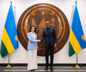 Perezida Kagame yakiriye intumwa za EU baganira ku mutekano wo muri RDC