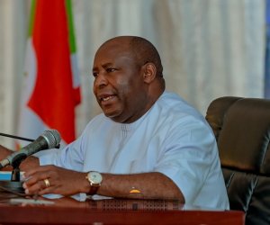 Perezida Ndayishimiye yongeye kwiyama abagereranya Amarundi n'amadorali asobanura uburyo Amarundi atataye agaciro