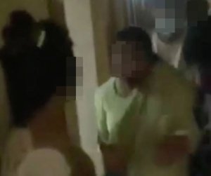 Umugore yafatiye umugabo we w'umupolisi muri Hotel ari gusambana n'ihabara arwana inkundura