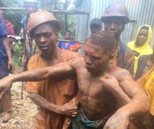 Gakenke: Umusore wari waragwiriwe n'ikirombe yakuwemo ari muzima [Ifoto]