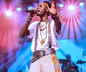 Bill Ruzima yavuze impamvu yakoresheje ikirango cy'abaryamana bahuje igitsina mu kwamamaza Album ye