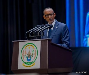 Perezida Kagame yasabye Ubwongereza kuzana abimukira n'Abajenosideri bucumbikiye