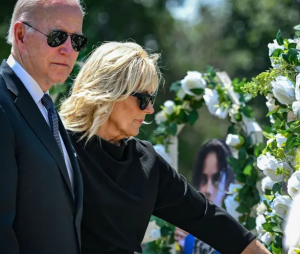 USA: Perezida Joe Biden n'umugore we bunamiye abana baherutse kwicirwa muri Robb Elementary school[AMAFOTO]