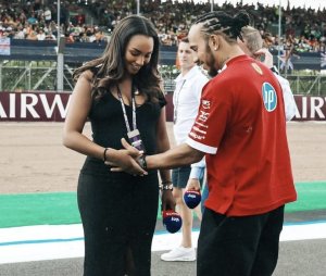 Lewis Hamilton yagaragaye afashe ku nda y'Umunyarwandakazi Naomi Schiff ukuriwe
