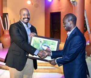 Gen Muhoozi yakiriye Gen Muganga, akeza umubano w'ingabo z'u Rwanda n'iza Uganda