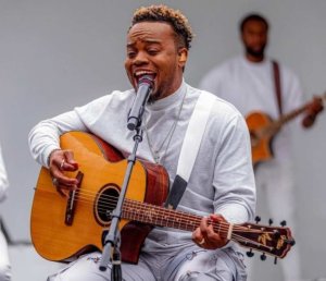 Umuramyi Travis Greene yahishuye ko atagitaramiye i Kigali anenga abamutumiye
