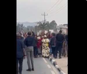 Perezida Kagame yahagaze i Musanze asuhuza abantu bamwakirana urugwiro