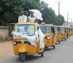 Benshi batangajwe n'uburyo abageni bagiye mu bukwe bwabo