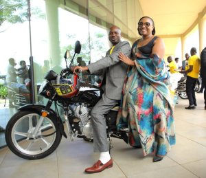 IFOTO Y'UMUNSI: Mwarimu yatwaye Minisitiri w'Uburezi kuri moto