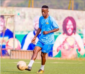 Haruna Niyonzima wateye umugongo Rayon yongeye kwisanga muri AS Kigali 