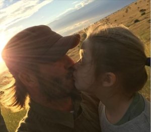 David Beckham yimye amatwi abamututse yongera kwifotoza asomana n'umukobwa we ku munwa