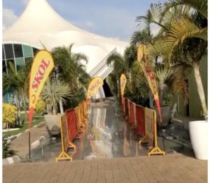 Abari gusabana na Diamond batashye bijujuta nyuma yo gutegereza bagaheba