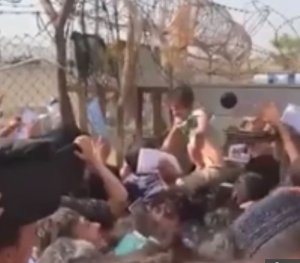 Ababyeyi bagaragaye bari kujugunya abana babo inyuma y'uruzitiro rw'amashanyarazi babahungisha Abatalibani [AMAFOTO]