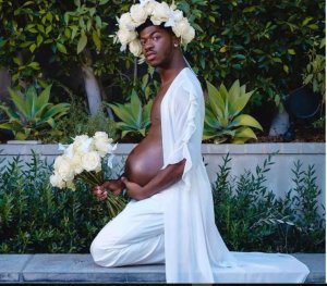 Umusore Lil Nas yashyize hanze ifoto atwite yibasirwa na beshi maze abasubiza ijamabo rikomeye[AMAFOTO]