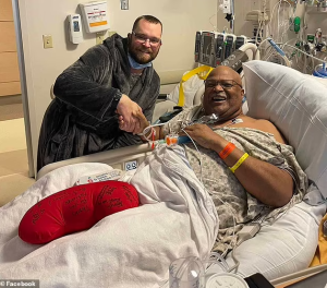 Umugabo wari ugiye gupfa kubera kubura impyiko yatabawe by'igitangaza n'umushoferi wari umutwaye