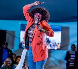 Anne Kansime yagiriye inama abitabiriye igitaramo cya 'Seka Live' y'uko bakwiye kujya basaba Imana(AMAFOTO)