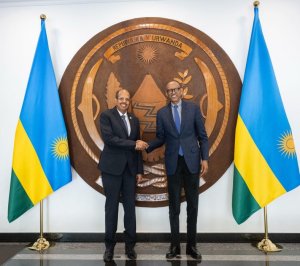 Perezida Kagame yakiriye mu biro bye Umuyobozi wa Komisiyo y'umuryango wa Afurika Yunze Ubumwe bagirana ibiganiro