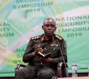 Perezida Kagame yazamuye mu ntera Col Nyamvumba Andrew amuha ipeti rya Brigadier General
