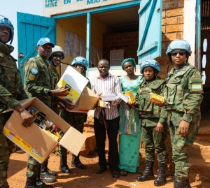 Centrafrique: Ingabo z'u Rwanda zatanze ibikoresho by'ishuri ku banyeshuri basaga 500