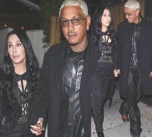 Umuhanzikazi Cher w'imyaka 76 yasubije abibaza icyamuteye gukundana n'umusore arusha imyaka 40