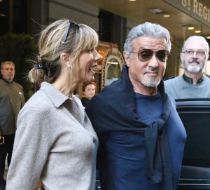 Stallone uzwi nka Rambo yagaragaye afatanye agatoki ku kandi n'umugore bari bagiye gutandukana