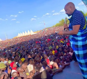 Gen Muhoozi: Kuvuga ko aziyamamariza gusimbura se akabisiba inshuro ebyiri, bivuze iki?