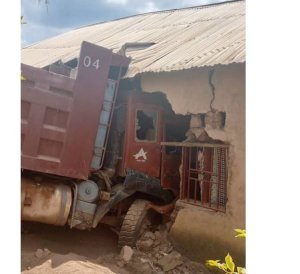 Nyanza: Ikamyo ya HOWO yivanye aho yari iparitse isenya inzu y'umuturage