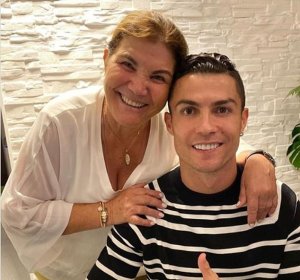 Papa yatunguwe n'impano yahawe n'umubyeyi wa Cristiano Ronaldo wamusuye