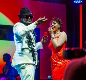 Yvan Muziki yatunguranye yambikira Marina impeta ku rubyiniro [AMAFOTO]