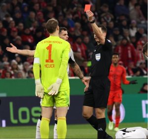 Manuel Neuer yabonye ikarita ya mbere itukura Nyuma y'imyaka 21 n'imikino 923 