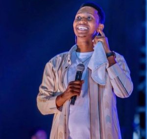  Israel Mbonyi aravugwaho ubuhemu na bamwe mu bamufashije mu gitaramo aherutse gukorera muri BK Arena