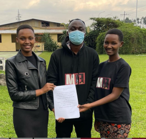 Vestine na Dorcas basinyanye amasezerano na MIE ya Irene Murindahabi