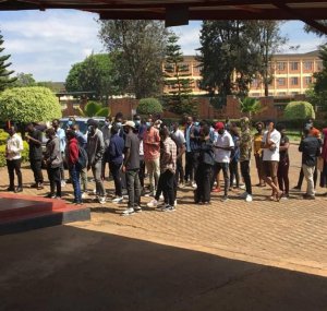 Abanyeshuri 100 batishimiye amanota bahawe baramukiye ku biro bya NESA gusaba ko bongera kubakosora