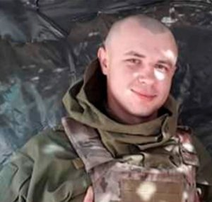 Umusirikare wa Ukraine yakoze benshi ku mutima kubera kwiturikiriza ku kiraro ngo ingabo z'Abarusiya zitambuka