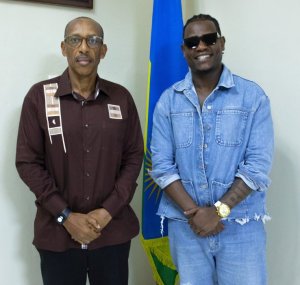 Bruce Melodie yaganiriye na Amb. Gen Nyamvumba ku iterambere ry'umuziki