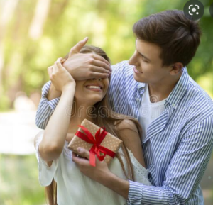 Dore ibimenyetso bishobora kukwereka ko umusore agukunda nyamara atarabikubwira