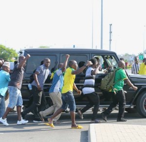 Abafana muri Tanzania bakiriye Sarpong mu buryo budasanzwe[AMAFOTO]