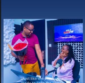 Sandrine Isheja yasazwe n'ibyishimo ubwo yatungurwaga n'umugabo we muri Studio[AMAFOTO]