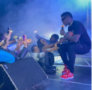 Bruce Melodie yakiriwe neza mu gitaramo yakoreye i Goma ahabereye iserukiramuco Amani AMAFOTO