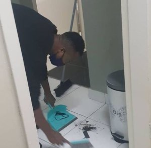 Umugabo n'umukunzi we baguye mu kimwaro no gukorwa n'isoni nyuma yo guhatirwa gusukura Lodge bamaze iminsi bararamo kubera kubura ayo kwishyura[AMAFOTO]