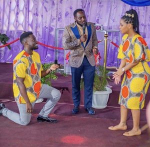 Ntibisanzwe!Umusore yabengewe mu rusengero n'umukobwa yashakaga kwambika impeta[Amafoto]