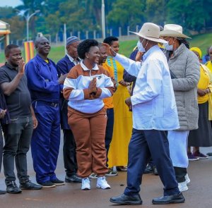 Umuturage yasabye Perezida Museveni kumugurira inkweto