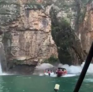 Urutare rwo ku isumo rwaturitse rugwira abantu 7 bari munsi yarwo barapfa