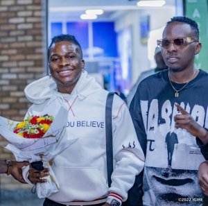 Umuhanzi Singah uri kubarizwa mu Rwanda yahishuye ko yifuza kuba Umunyarwanda