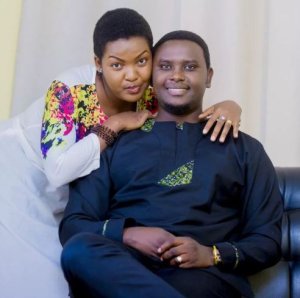 Clarisse Karasira yashimiye umugabo we avuga ko "yamwirukaniye umwijima"