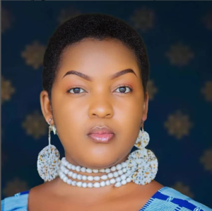 Clarisse Karasira yahumurije abari kunyura mu buzima bubagoye