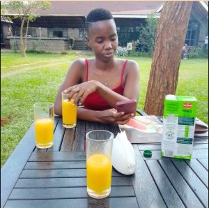 Umugore ari mu byishimo nyuma yo gutandukana n'umugabo wari umuzengereje