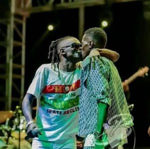 Weasel na Chameleone bibajijweho cyane kubera gusomanira ku munwa ku rubyiniro