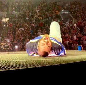 Post Malone yaguye hasi bitunguranye ubwo yari kurubyiniro