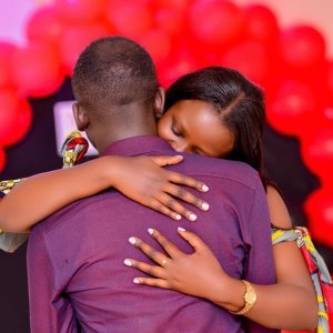 Reba bumwe mu butumwa Mwiseneza Josiane yagenewe n'abakunzi be nyuma yo kwambikwa impeta[AMAFOTO]